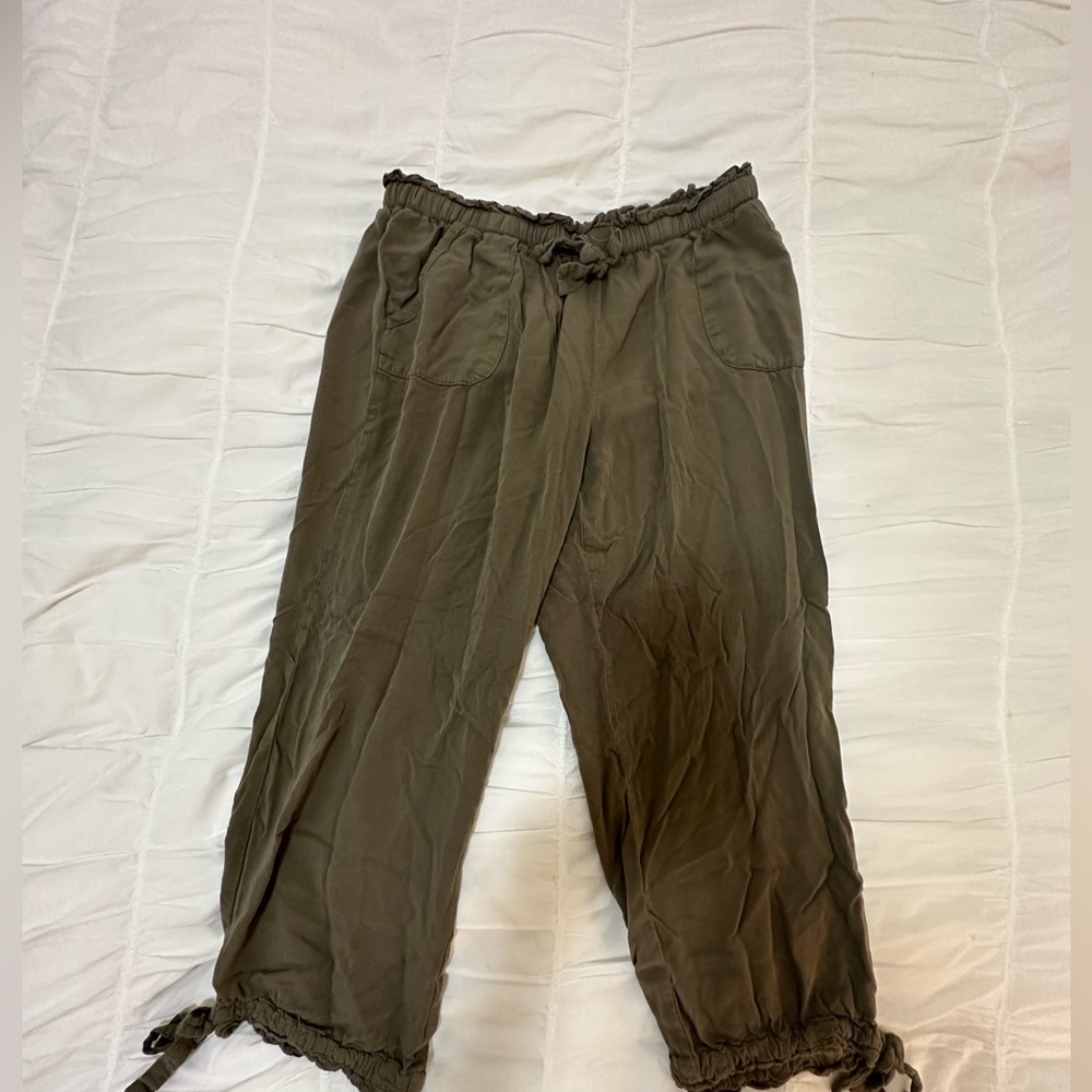 Lulu’s Green Lightweight Pants